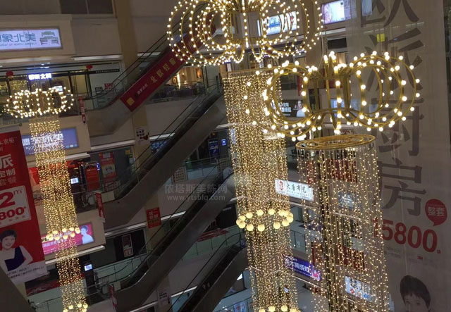 江西吉安金鑫商業(yè)綜合體皇冠燈飾中庭美陳 江西吉安金鑫商業(yè)綜合體皇冠燈飾中庭美陳