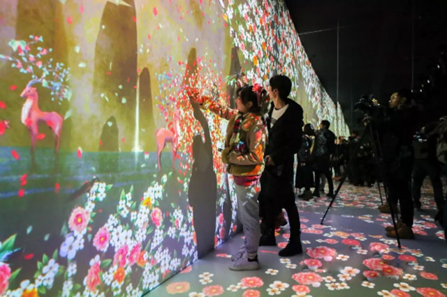 上海世茂廣場(chǎng)新年美陳與故宮結(jié)合創(chuàng)意多