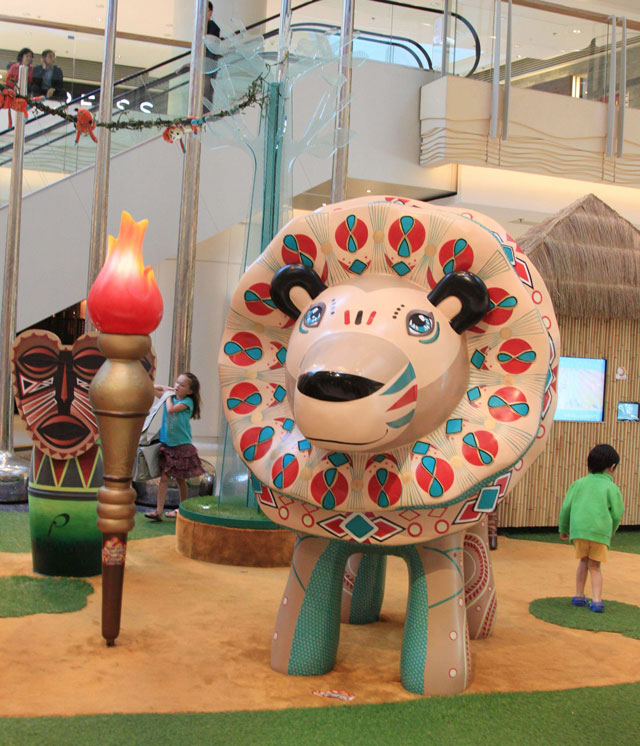 商場(chǎng)卡通動(dòng)物櫥窗展示