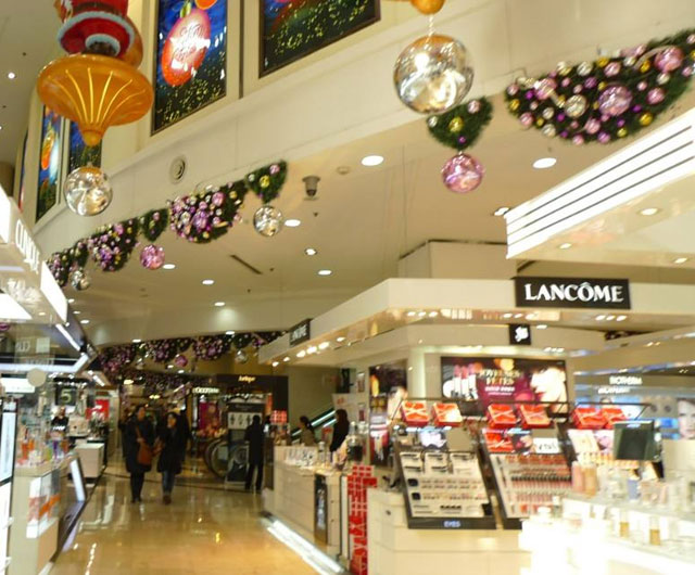 商場(chǎng)過(guò)道裝飾布置